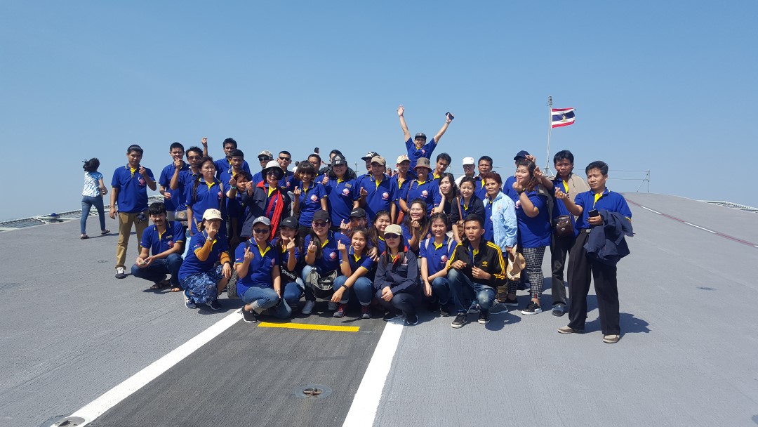 ข่าวสารและกิจกรรม 3 พนักงานร่วมกันถ่ายภาพหมู่ ณ เรือหลวงจักกรีนฤเบศร์